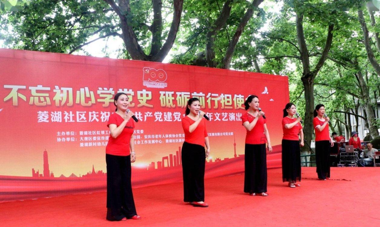 文明一分钟|寒冬里的温暖!数十人合力送临产孕妇就医